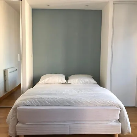 Cocoon 45 M With Balcony Near The * ארסשון