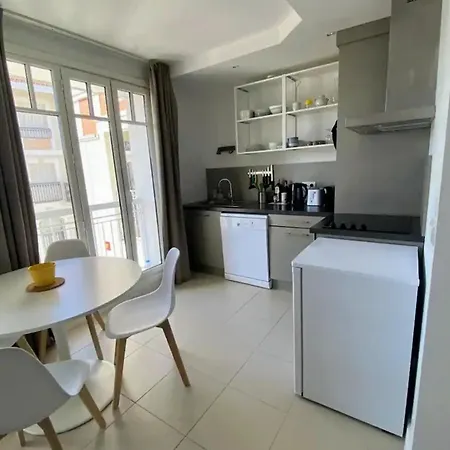 Cocoon 45 M With Balcony Near The 阿卡雄