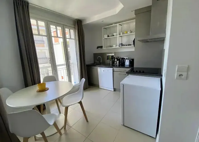 Cocoon 45 M With Balcony Near The 阿卡雄